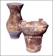 縄文土器(右)と弥生土器 縄文土器(右)と弥生土器