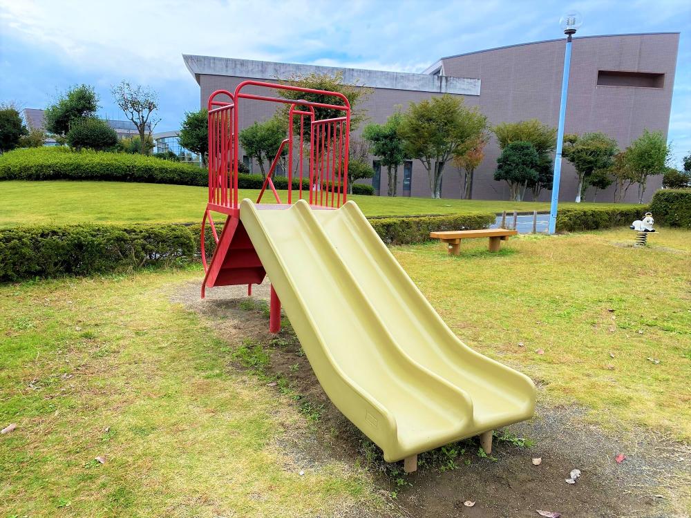 中富児童公園のすべり台