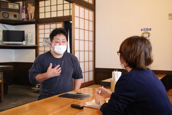 そば家 麦藁 インタビューを受ける前田さん