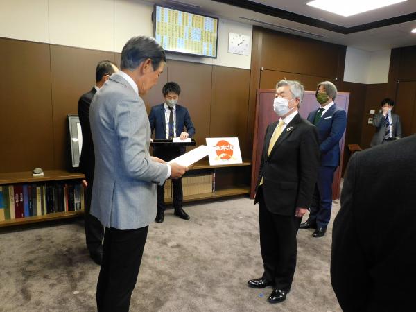都倉俊一文化庁長官（左）から設定書を受ける川野和彦氏（右）