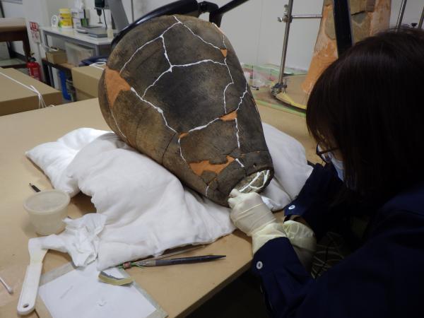 土器修復の様子