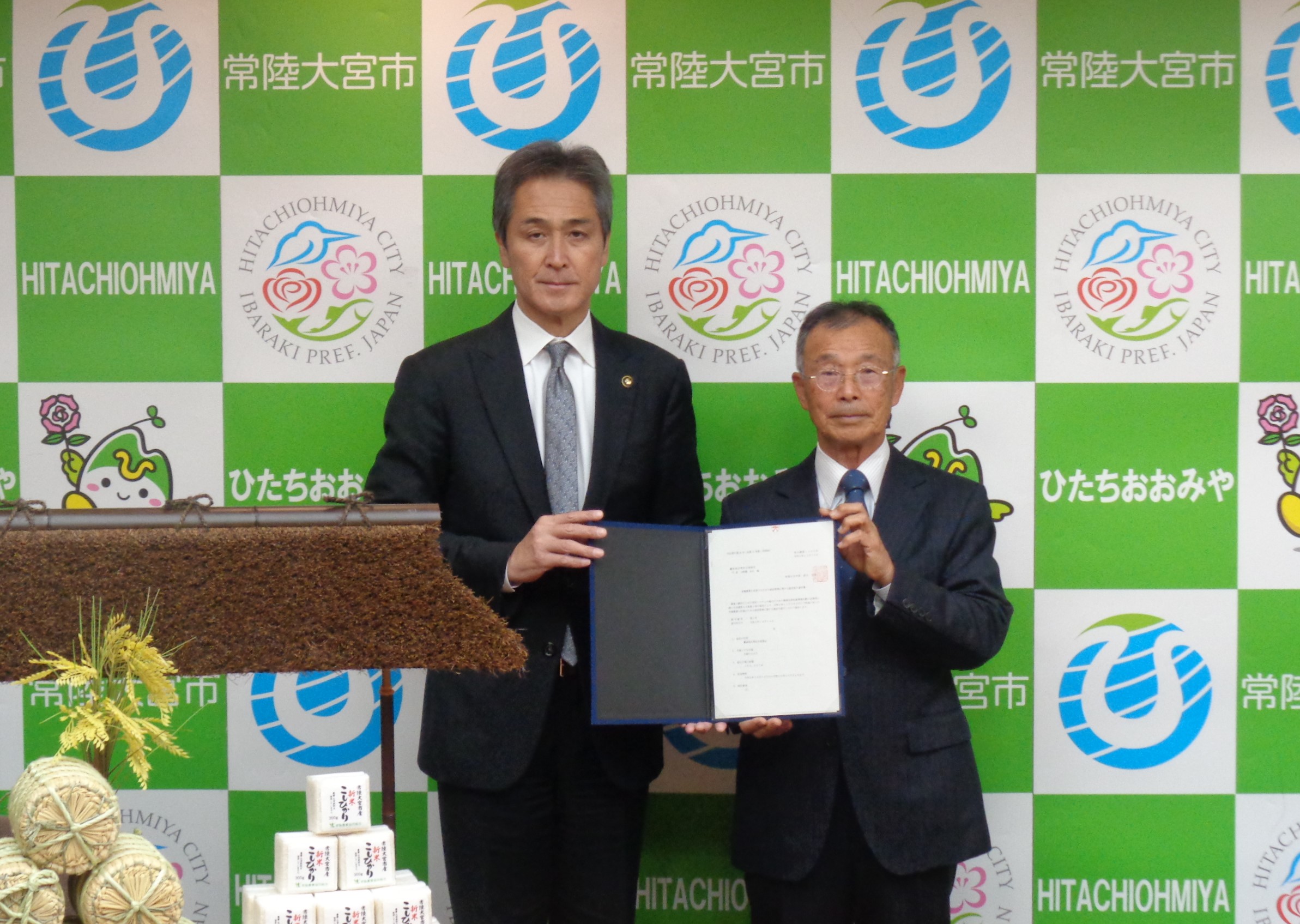 有機栽培協定認可時の様子。写真左から鈴木市長、小野瀬鷹巣区長