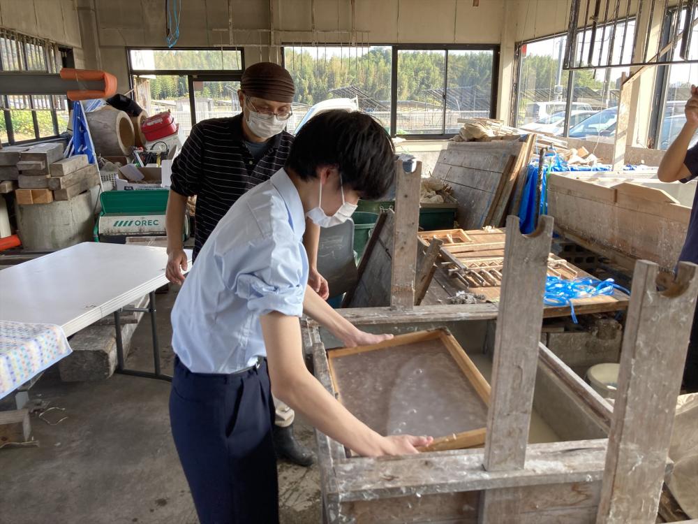 五介和紙での西ノ内紙の紙漉き体験 紙漉き