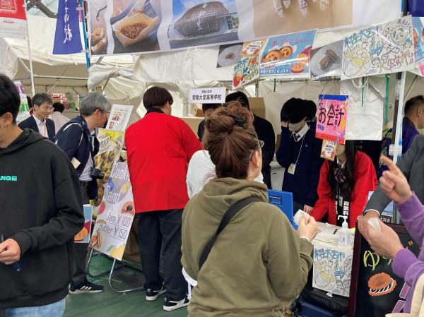 きりたんぽまつりでの販売の様子