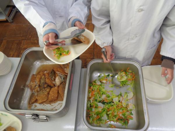 おかず配膳の様子