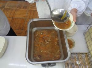 汁物配膳の様子