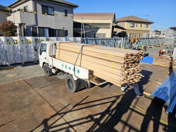 [R6.12.6]駅舎木材搬入1
