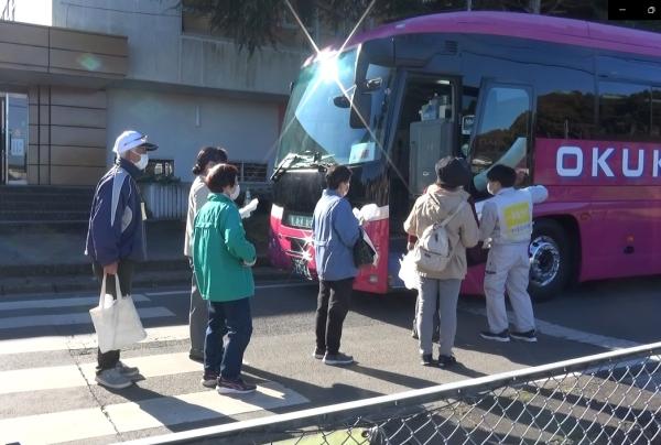 バスに乗車し避難先へ向かう