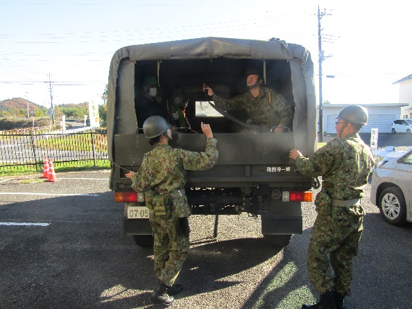 陸上自衛隊による搬送訓練