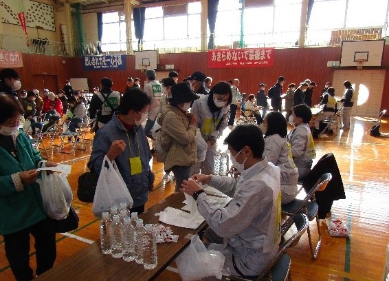 安定ヨウ素剤（模擬）の配布